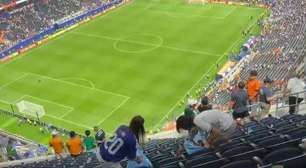 Como de costume, torcedores japoneses limpam estádio após empate diante da Holanda na Copa do Mundo