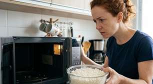 Arroz requentado faz mal? Entenda o que realmente aumenta o risco