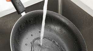A ciência por trás de passar um cubo de gelo na panela quente antes e depois de preparar os alimentos