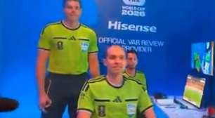Fifa sofre pressão por exclusão de árbitro após suposto gesto supremacista
