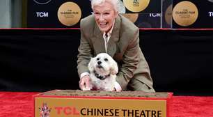 Cachorrinho de Glenn Close rouba a cena em homenagem histórica à atriz em Los Angeles