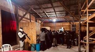 Denúncia de algazarra e aglomeração em galpão rural leva polícia a flagrar 49 pessoas em rinha de galo no RS