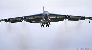Bombardeiro B-52 cai em solo americano logo após decolar