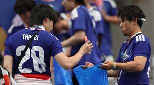 Torcedores do Japão recolhem lixo do estádio após empate com a Holanda na Copa; veja