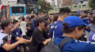 Japoneses celebram empate 'invadindo' famoso cruzamento em Tóquio e liberam após sinal abrir