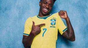 Vini Jr, Neymar e mais jogadores jogam cartas na concentração da Seleção