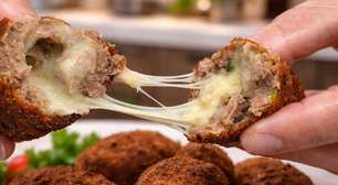 Bolinho de carne moída recheado com bastante queijo que fica super suculento e delicioso