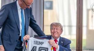 Após atritos, Merz presenteia Trump com camisa personalizada da seleção alemã