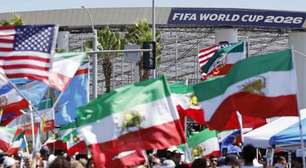 Grupo protesta contra seleção do Irã antes da estreia na Copa do Mundo