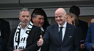 Presidente da Fifa vai ao vestiário do Irã e ouve desabafo de técnico: 'Injustiça'