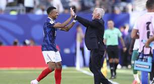 Técnico da França rasga elogios a Mbappé após 2 gols na estreia e ironiza: 'e ainda o criticam'