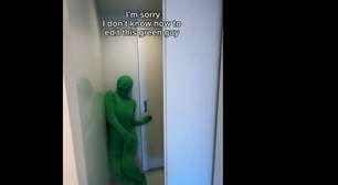 Corretora viraliza ao mostrar apartamento de R$ 30 milhões com pessoa vestida de roupa verde aparecendo em vídeo