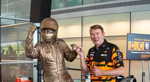 F1: McLaren apresenta estátua em homenagem a Mika Häkkinen
