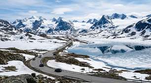 A espetacular rodovia na Noruega que atinge 1.434 metros de altitude e mantém paredões de neve mesmo durante os meses quentes de verão