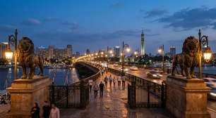 A histórica ponte de aço sobre o Nilo guardada por quatro leões de bronze do século XIX que conecta o centro à ilha de Gezira no Egito