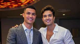 Cristiano Ronaldo presenteia Luan Santana com relógio de luxo