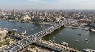 O gigantesco viaduto elevado de 20,5 km de extensão que cruza duas vezes o rio Nilo e serve como a espinha dorsal de trânsito no Egito