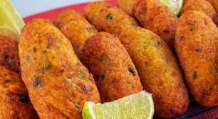 Bolinho de bacalhau tradicional e saboroso, bem sequinho por fora e muito macio por dentro