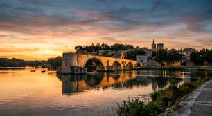 Com construção iniciada em 1177, a ponte medieval preserva apenas 4 dos seus 22 arcos originais após resistir a fortes enchentes do rio Ródano