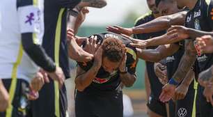 Neymar participa de treino com bola da Seleção e é 'batizado' por companheiros