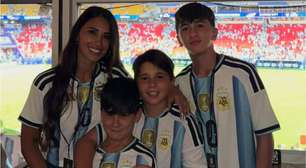 Esposa do Messi posa ao lado dos filhos e exalta marido por noite histórica: 'Você é incrível'