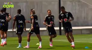 Neymar inicia aquecimento com o grupo, faz trabalho separado com bola e participa de roda de bobinho