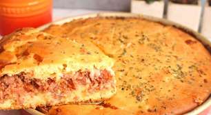 Torta de calabresa com queijo derretido feita com uma massa fofinha de liquidificador, uma delícia