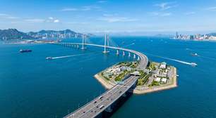 A estrutura colossal que cruza o mar chinês possui 55 km de extensão e conta com um túnel subaquático para conectar três grandes metrópoles