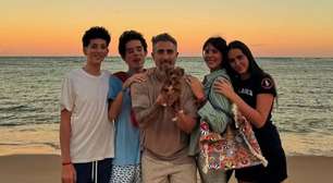 Marcos Mion celebra 47 anos ao vivo com a presença dos três filhos e da esposa