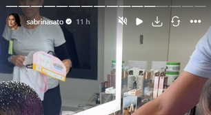 Zoe transforma peruca de Sabrina Sato para Dia do Cabelo Maluco