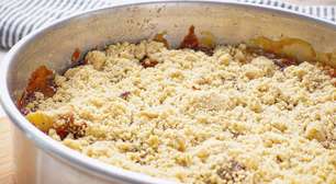 Crumble de banana com doce de leite, uma sobremesa quentinha com aquela farofa super crocante por cima