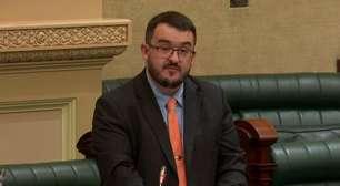 A Austrália não esperava por isso: quem é o deputado de extrema-direita que viralizou ao deixar parlamento em silêncio por se revelar 'abertamente gay' e admitir namoro com imigrante muçulmano