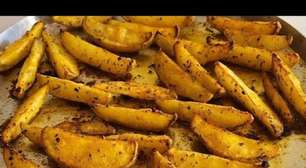 Batata rústica assada no forno com ervas e um toque de azeite, super fácil, rápida e deliciosa