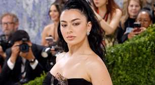 Charli XCX nega que novo álbum seja de rock e explica verso que provocou resposta de Madonna
