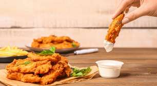 Frango crocante e saudável: aprenda a empanar com quinoa
