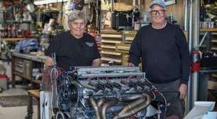 Em vez de se aposentarem, esses dois senhores construíram um motor V12 de 1.200 cv com um objetivo em mente: atingir velocidades de quase 430 km/h no deserto