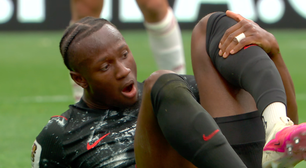 Imagem forte! Jogador do Canadá quebra perna após entrada de jogador do Catar