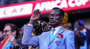 Por que o torcedor símbolo da RD Congo fica imóvel como uma estátua durante jogos? Conheça a história