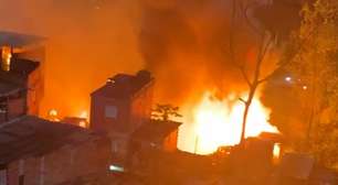 Incêndio de grandes proporções atinge Paraisópolis e danifica ao menos 50 barracos