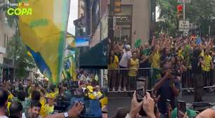 Torcida recepciona a Seleção Brasileira com festa em frente a hotel na Filadélfia