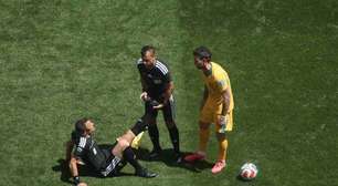 Copa do Mundo: árbitro de EUA x Austrália sente câimbra no meio de partida