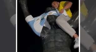 Maldição de Filadélfia: torcedor brasileiro veste estátua de Rocky Balboa com camisa da Argentina