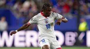 Adversário do Brasil, camisa 10 do Haiti nunca esteve no país, viveu tragédia familiar e foi batizado por enfermeiros