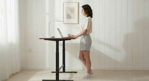 Trabalho híbrido impulsiona a busca por mesas ergonômicas