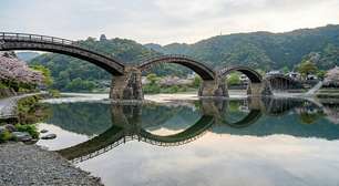 Erguida originalmente em 1673, esta ponte japonesa de cinco arcos destaca-se pelo uso de técnicas complexas de carpintaria tradicional e encaixes de madeira