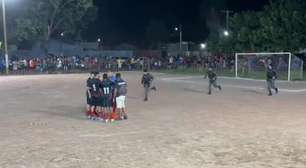 Vídeo: polícia invade campo para prender jogador com mandado de prisão em aberto