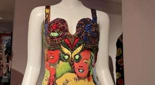Exposição em Paris traz o design barroco, colorido e elaborado do estilista Gianni Versace