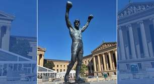 Maldição de Filadélfia: torcedor brasileiro veste estátua de Rocky Balboa com camisa da Argentina