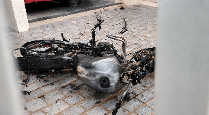 Jovem ateia fogo em moto ao pegar namorado em relação sexual com cunhado em bairro de Mairinque