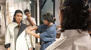 Fernanda Yamamoto transforma dobraduras em roupas e apresenta coleção-performance em São Paulo